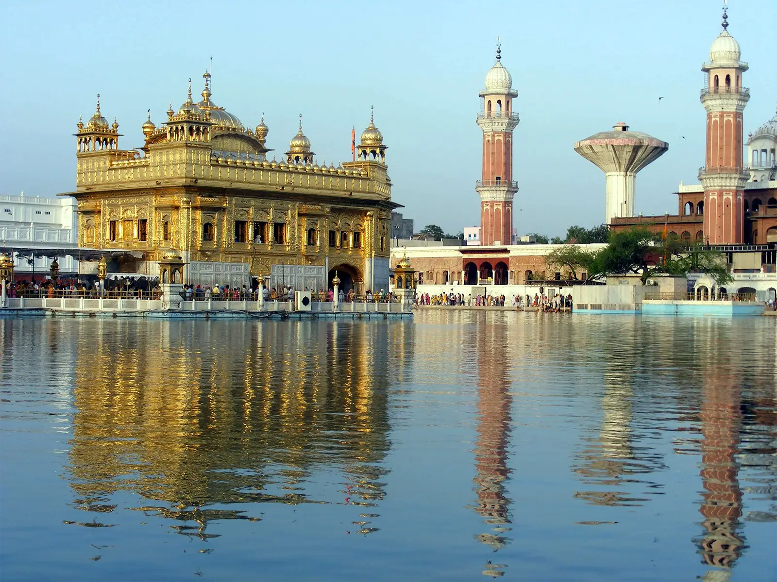 Le Temple d’Or, ses tours de brique rouge et leurs reflets dans le bassin d’Amritsar