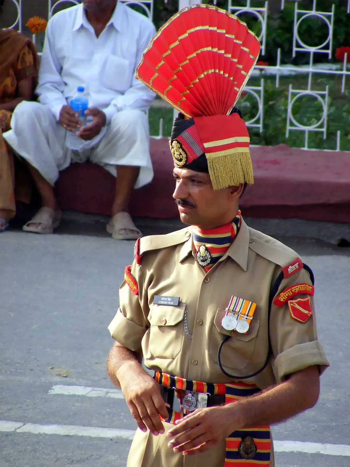 Militaire indien coiffé d’un éventail rouge à la frontière pakistanaise, près d’Amritsar