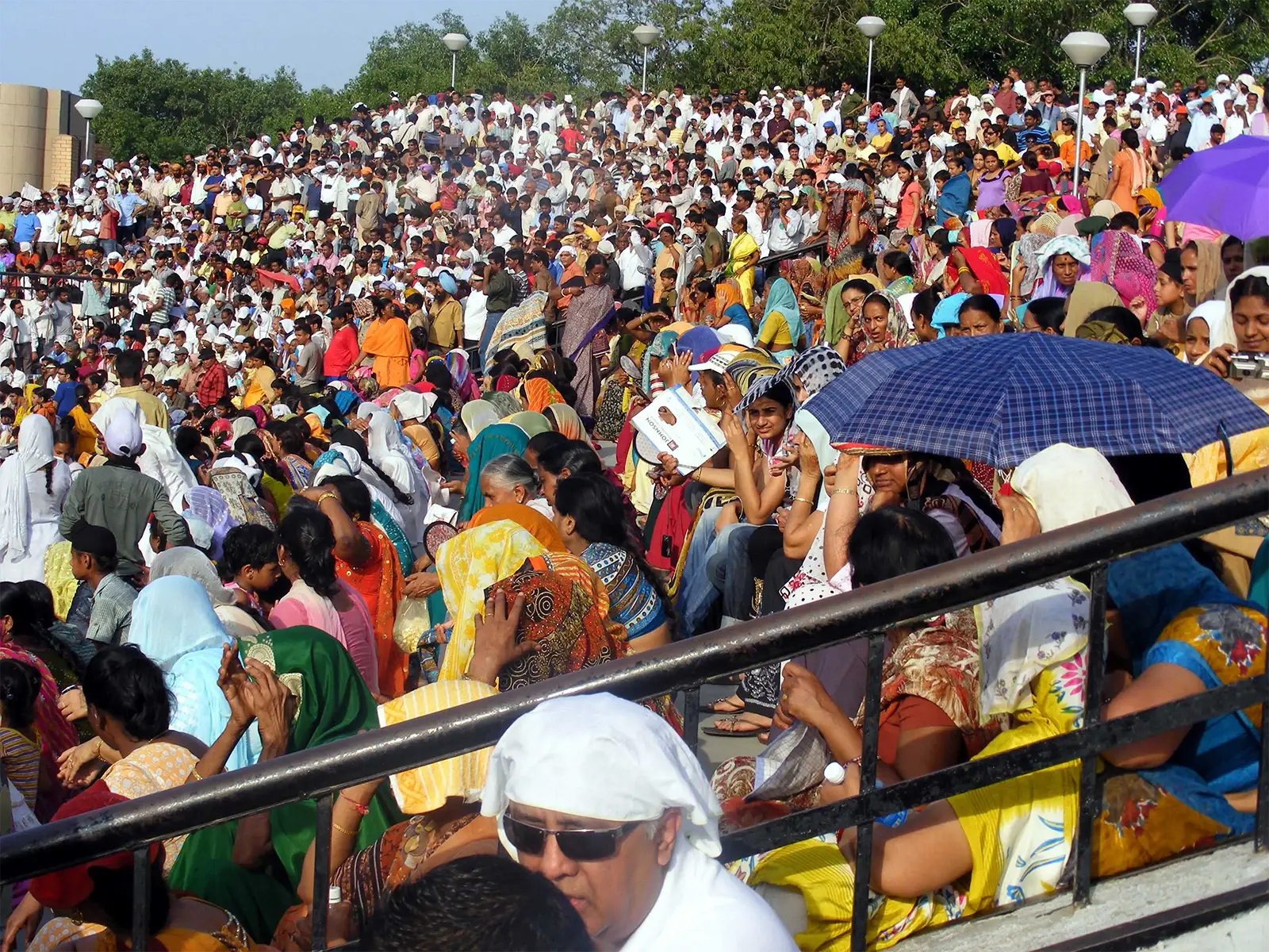 Foule dense dans la tribune côté indien pendant la cérémonie de la frontière de Wagah