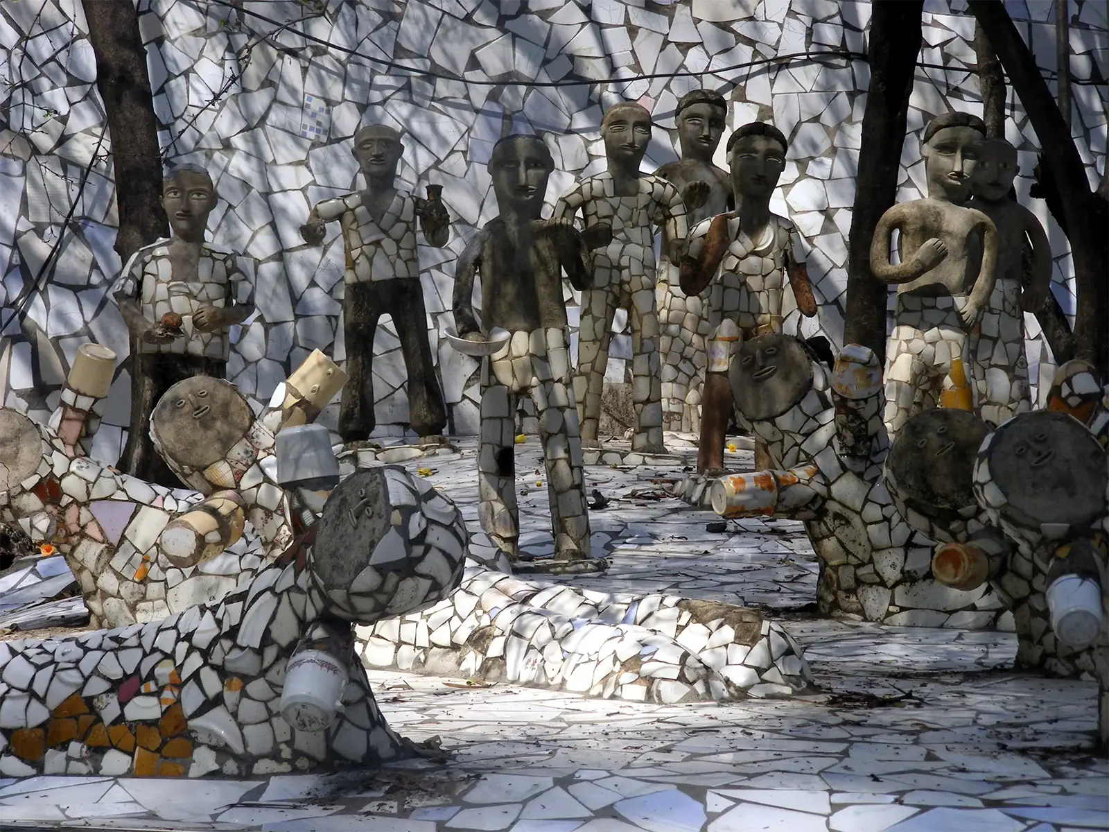 Statues en mosaïque de céramique cassée dans le Jardin des Rochers de Chandigarh