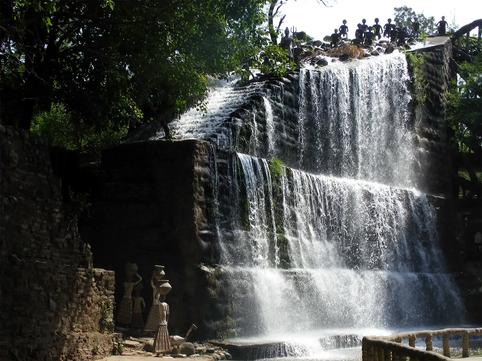 Cascade en gradins et statues de porteuses d’eau dans le Jardin des Rochers de Chandigarh
