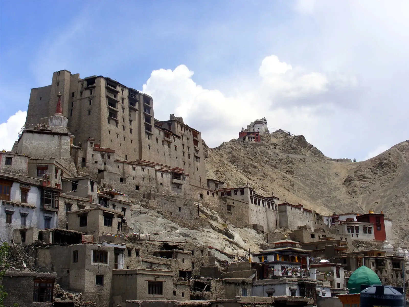 Le palais de Leh au-dessus de la vieille ville, avec le monastère de Tsemo sur la crête