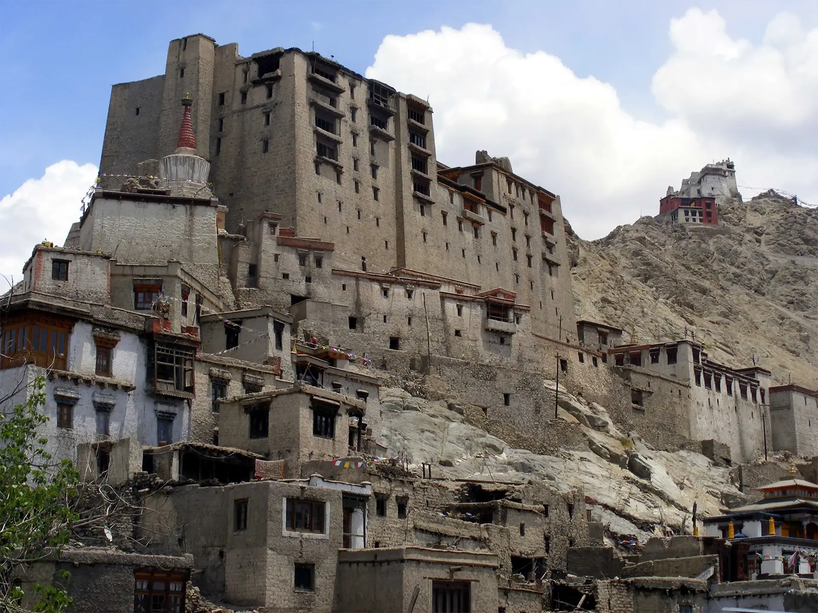 Façade de pierre du palais de Leh vue de près, avec le Tsemo en arrière-plan