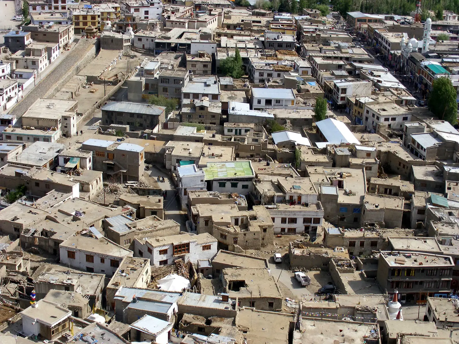 Toits plats des maisons de terre de la vieille ville de Leh, vus d’en haut