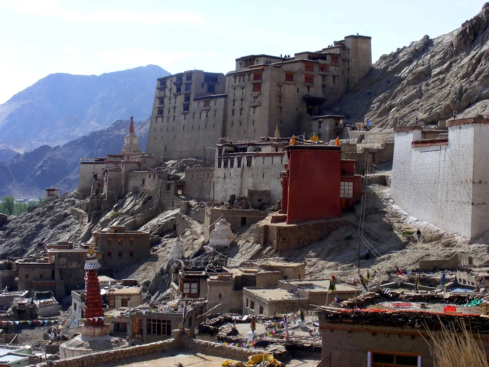 Le palais de Leh, un temple rouge et un chorten dominant les toits de la vieille ville