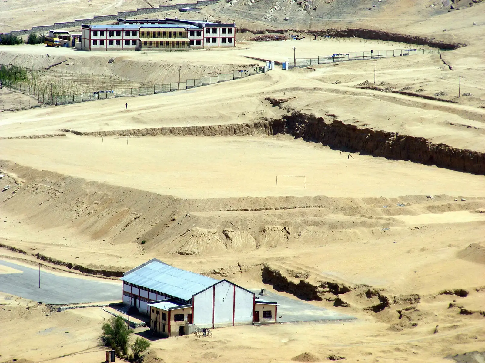 École et terrain de sport au milieu du désert de sable aux environs de Leh