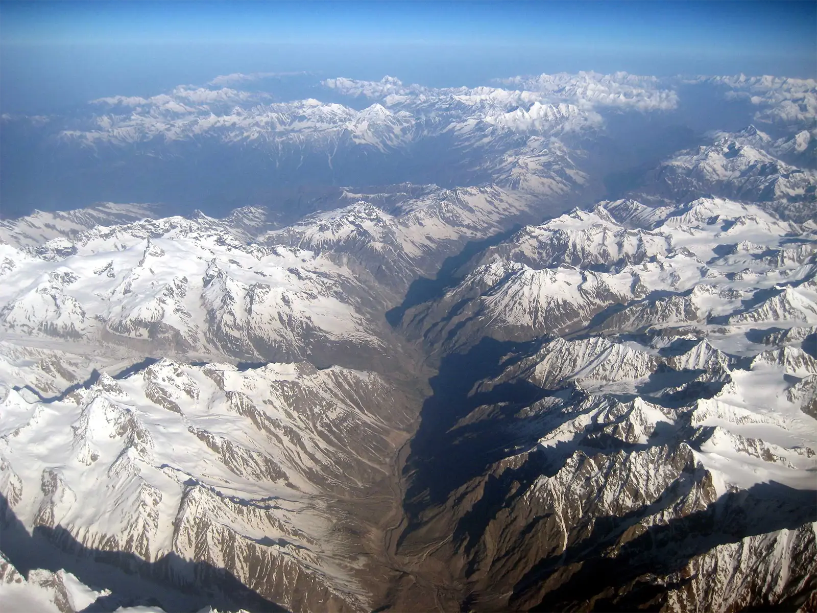 Sommets enneigés de l’Himalaya vus d’avion pendant le vol de Delhi à Leh