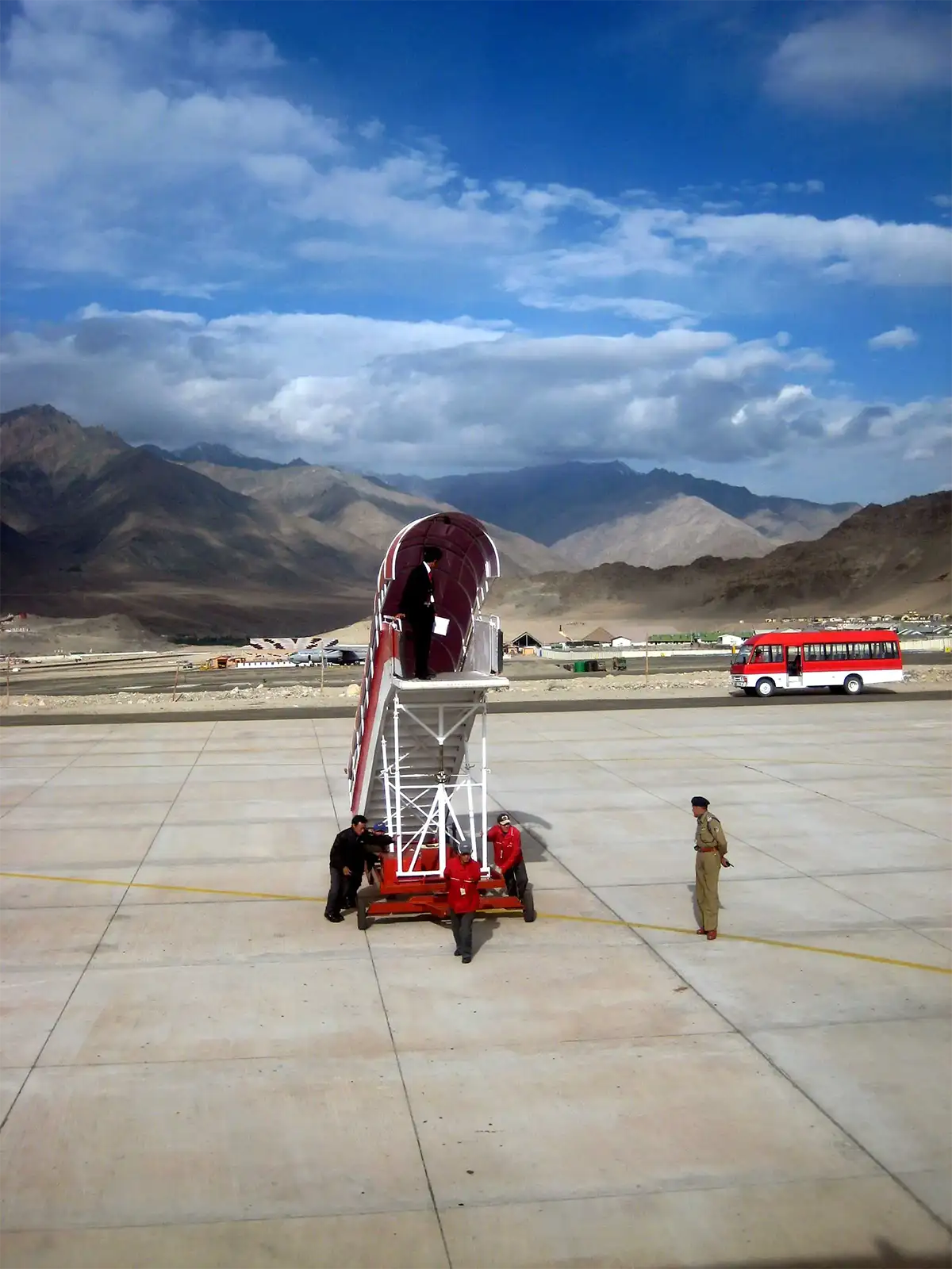 Passerelle d’avion sur le tarmac de l’aéroport de Leh, face aux montagnes du Ladakh