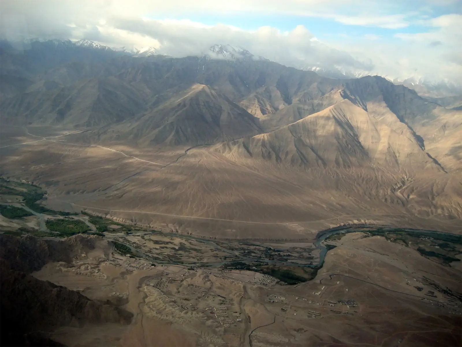 Vallée de l’Indus et montagnes arides du Ladakh vues d’avion en approche de Leh