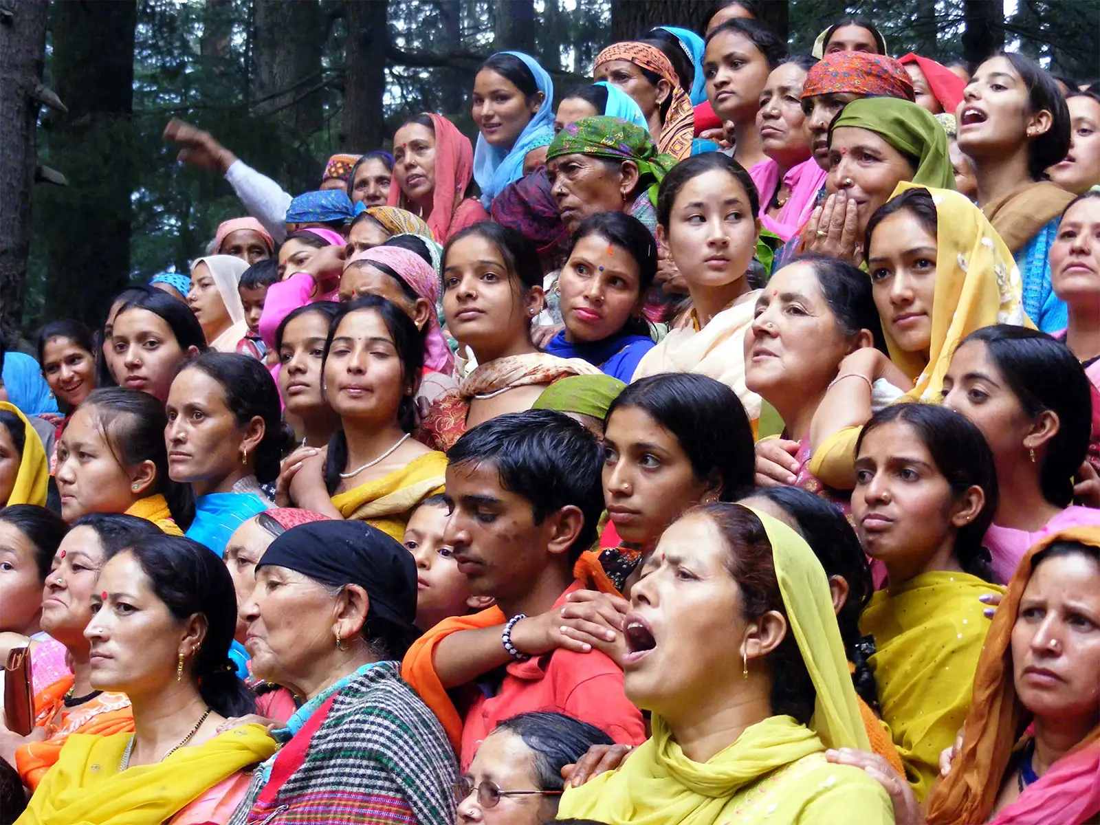 Foule de femmes en foulards colorés assistant à une cérémonie religieuse à Manali