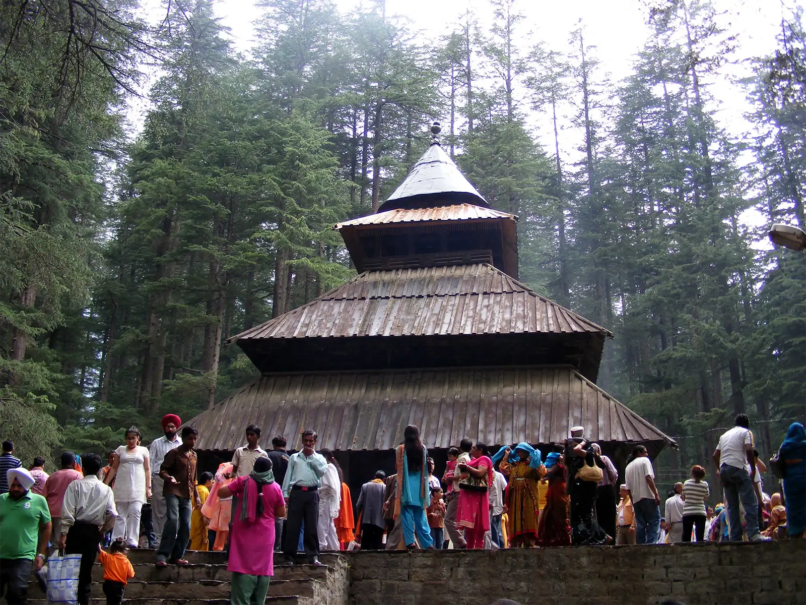 Le temple d’Hadimba et ses toits de bois en pagode au milieu des cèdres de Manali