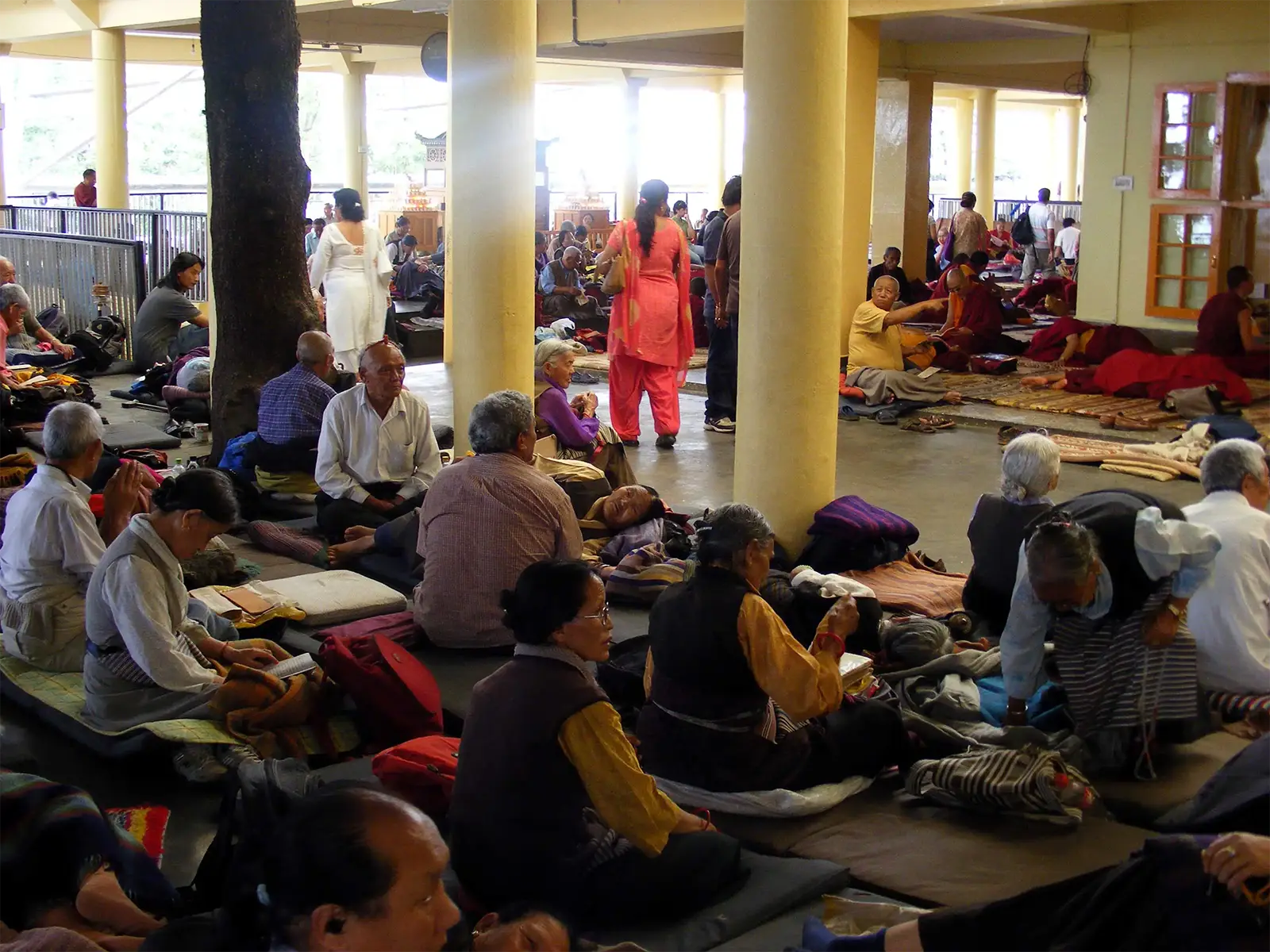 Fidèles tibétains assis en prière dans le temple de la résidence du Dalaï-lama à McLeod Ganj