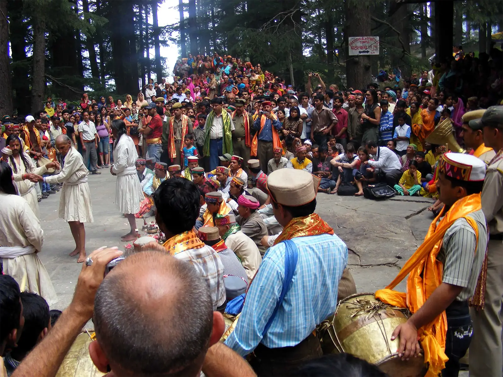 Danseurs et joueurs de tambour lors d’une cérémonie au temple de Manu, à Manali