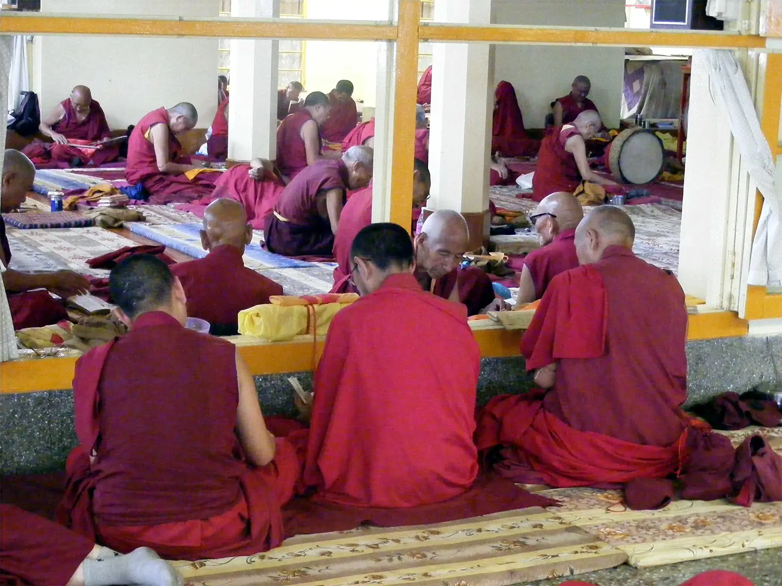 Moines tibétains en robe pourpre en prière dans la résidence du Dalaï-lama à Dharamsala