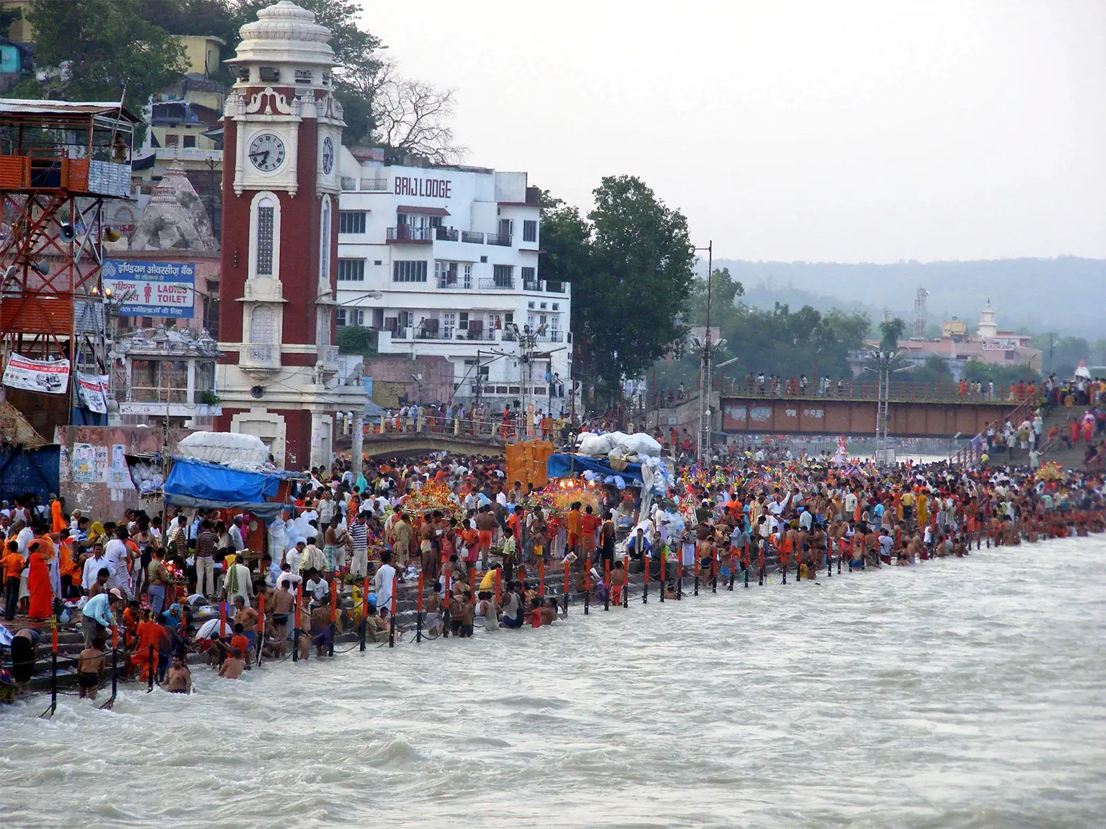 Pèlerins se baignant dans le Gange au ghat de Har Ki Pauri, près de sa tour de l’horloge, à Haridwar