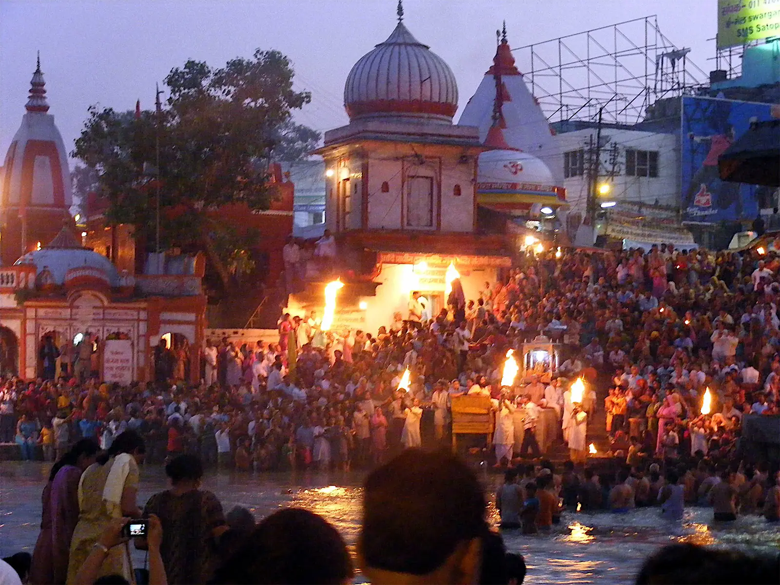 Flammes de l’aarti, la cérémonie du soir, devant les temples du ghat de Har Ki Pauri à Haridwar