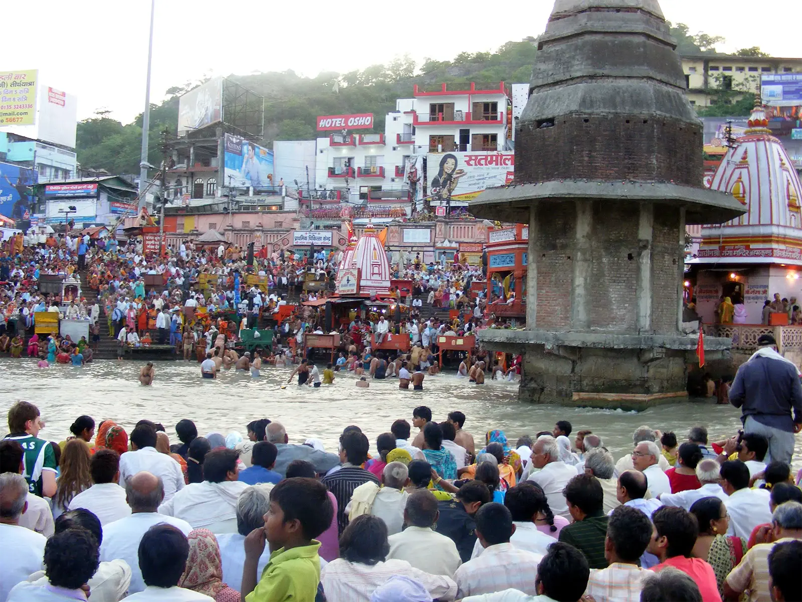 Foule rassemblée pour la cérémonie du soir sur les ghats de Haridwar, au bord du Gange