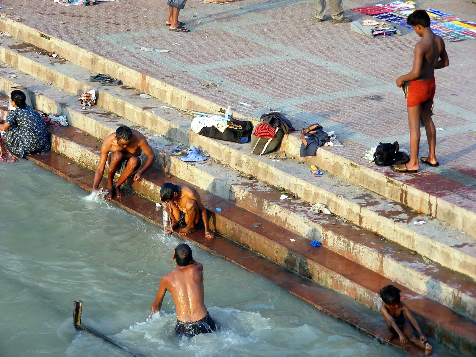 Hommes faisant leur toilette dans le Gange sur les marches d’un ghat à Haridwar