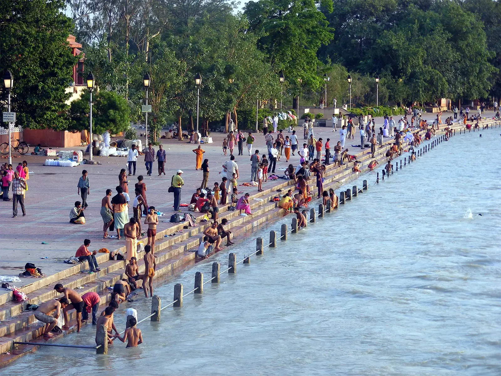 Baigneurs et promeneurs sur les longues marches des ghats, le long du Gange à Haridwar