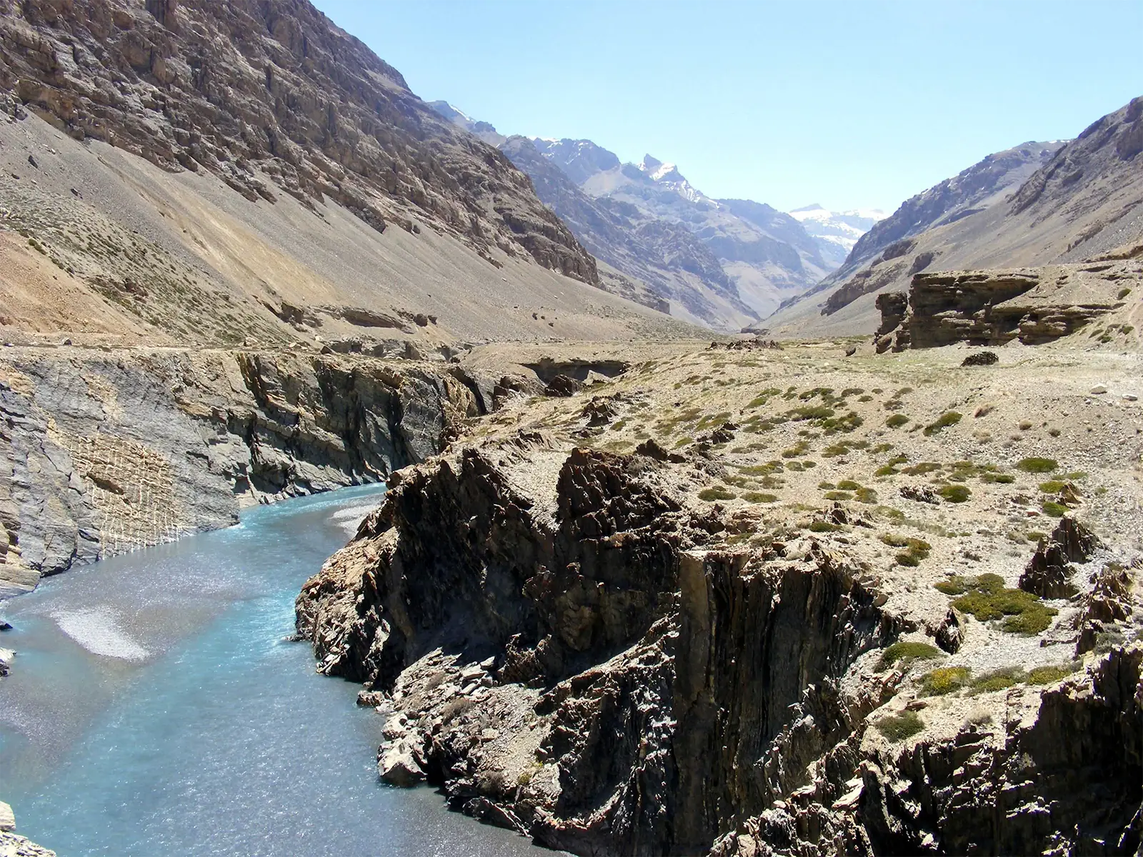 Rivière turquoise au fond d’une gorge rocheuse sur la route de Leh à Manali
