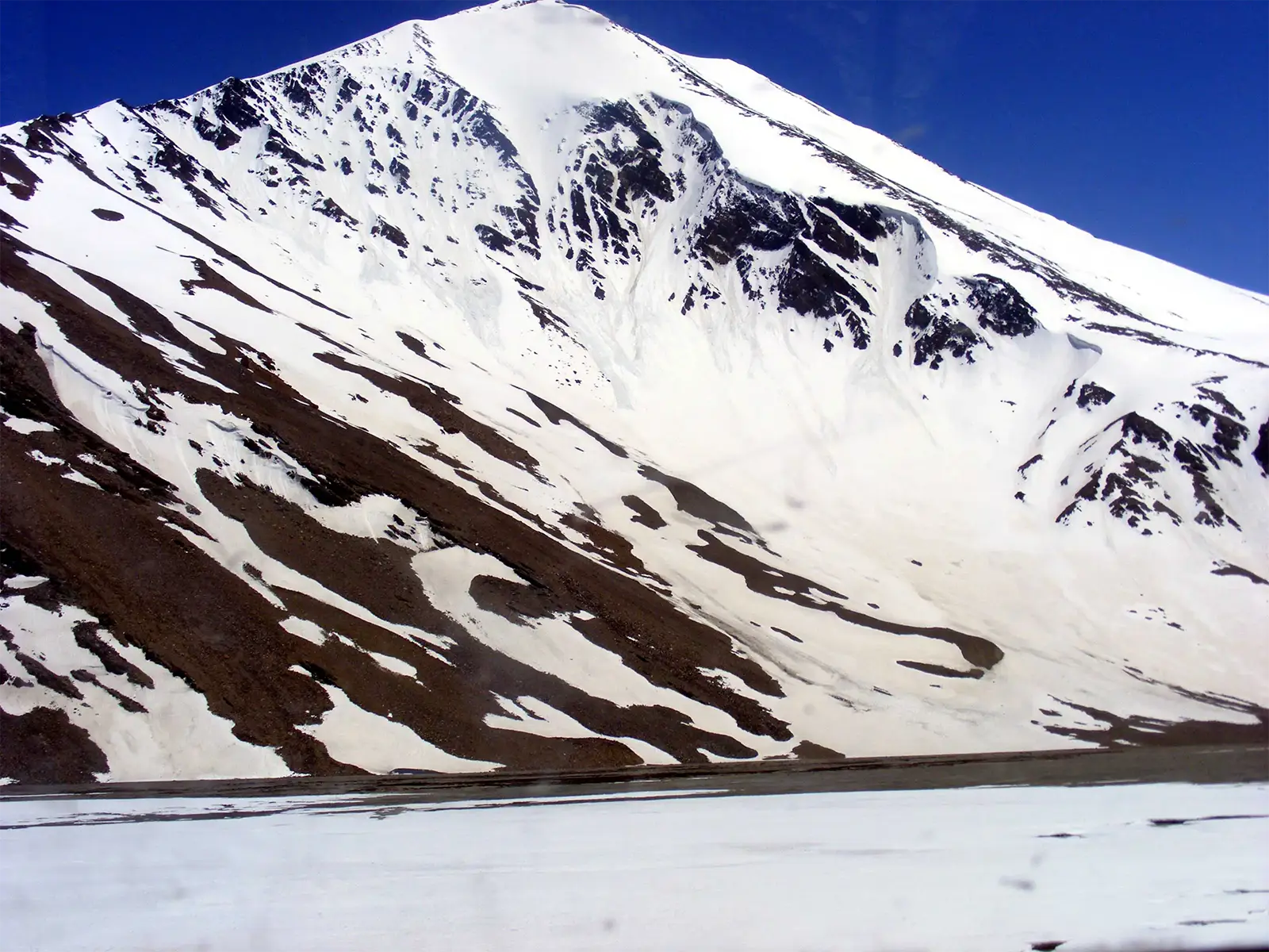 Montagne couverte de neige au bord de la route de Leh à Manali, sous un ciel bleu