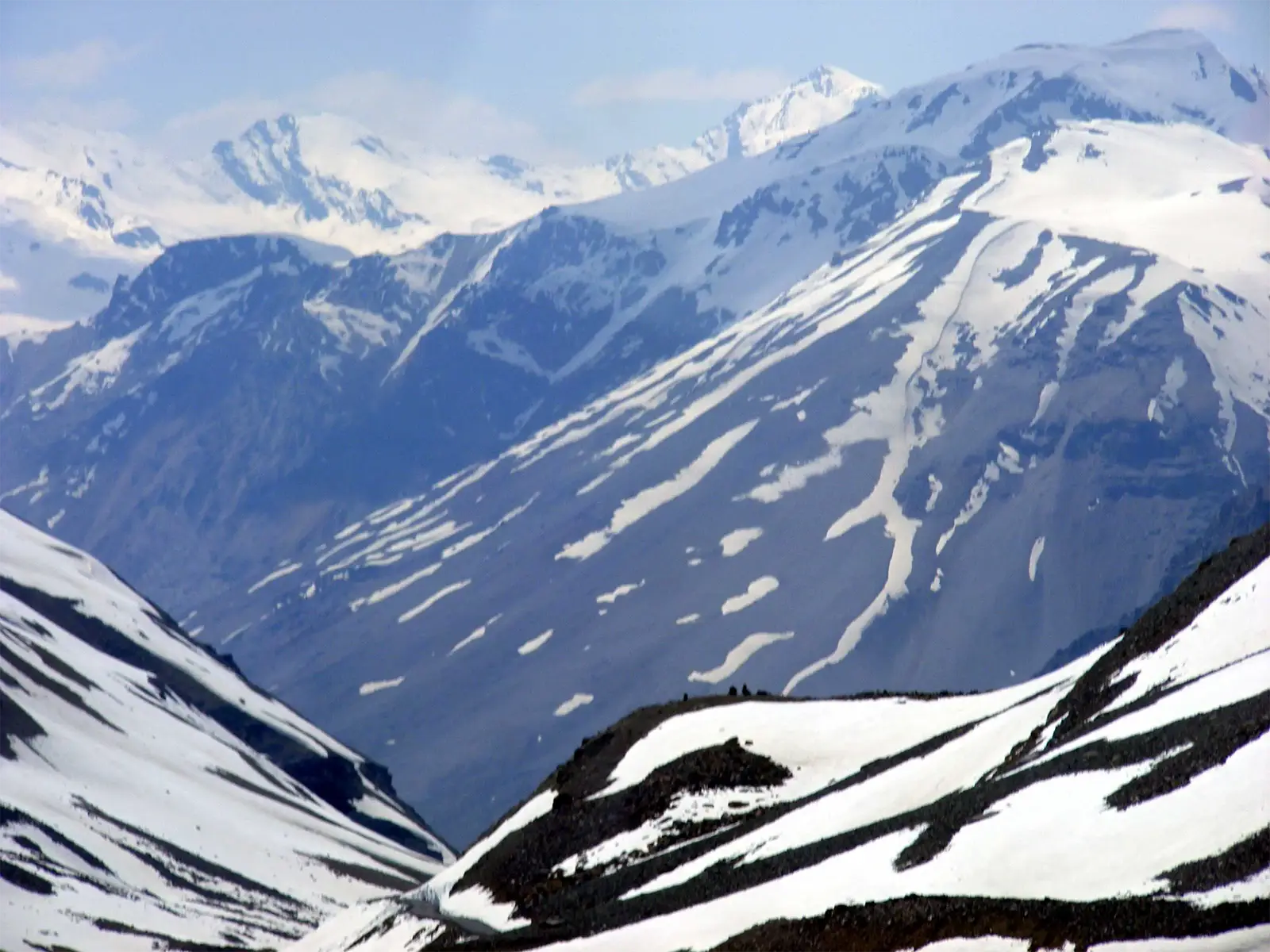 Vallées et sommets enneigés de l’Himalaya vus depuis la route de Leh à Manali