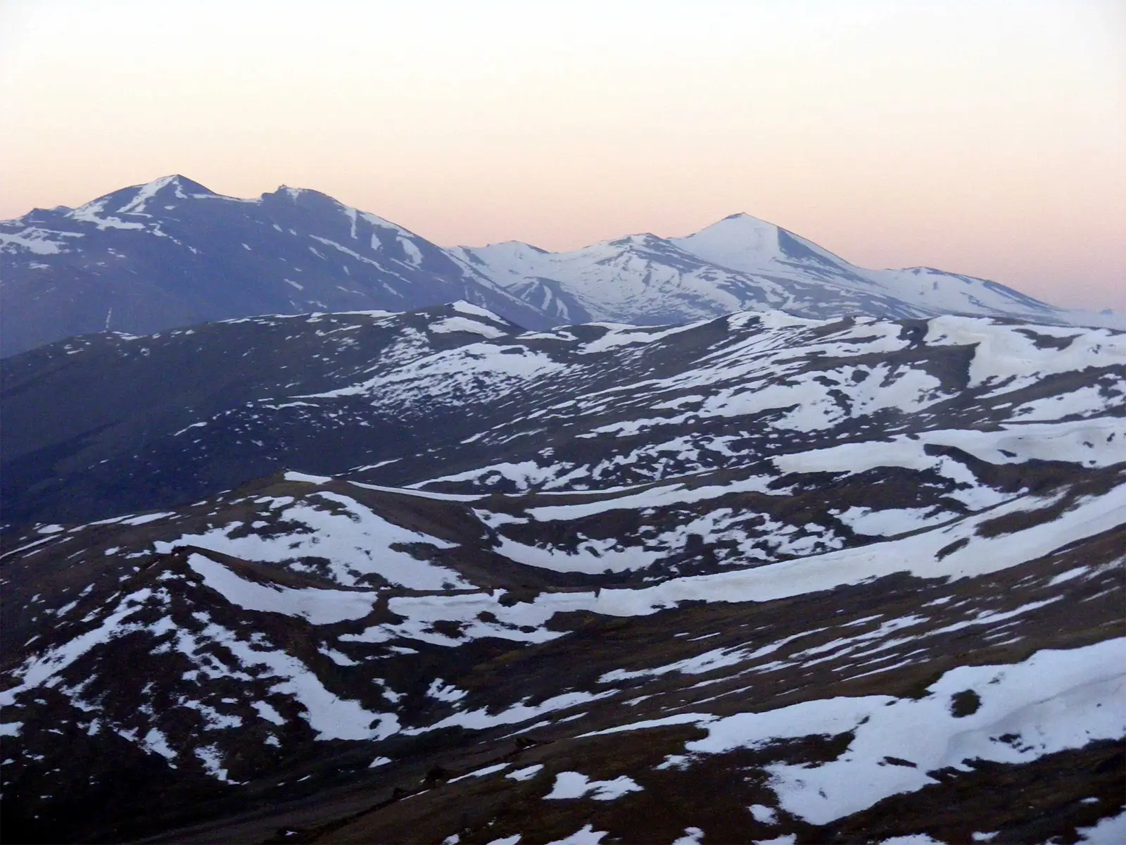 Montagnes enneigées au crépuscule en montant vers le col du Taglang La, route Leh–Manali