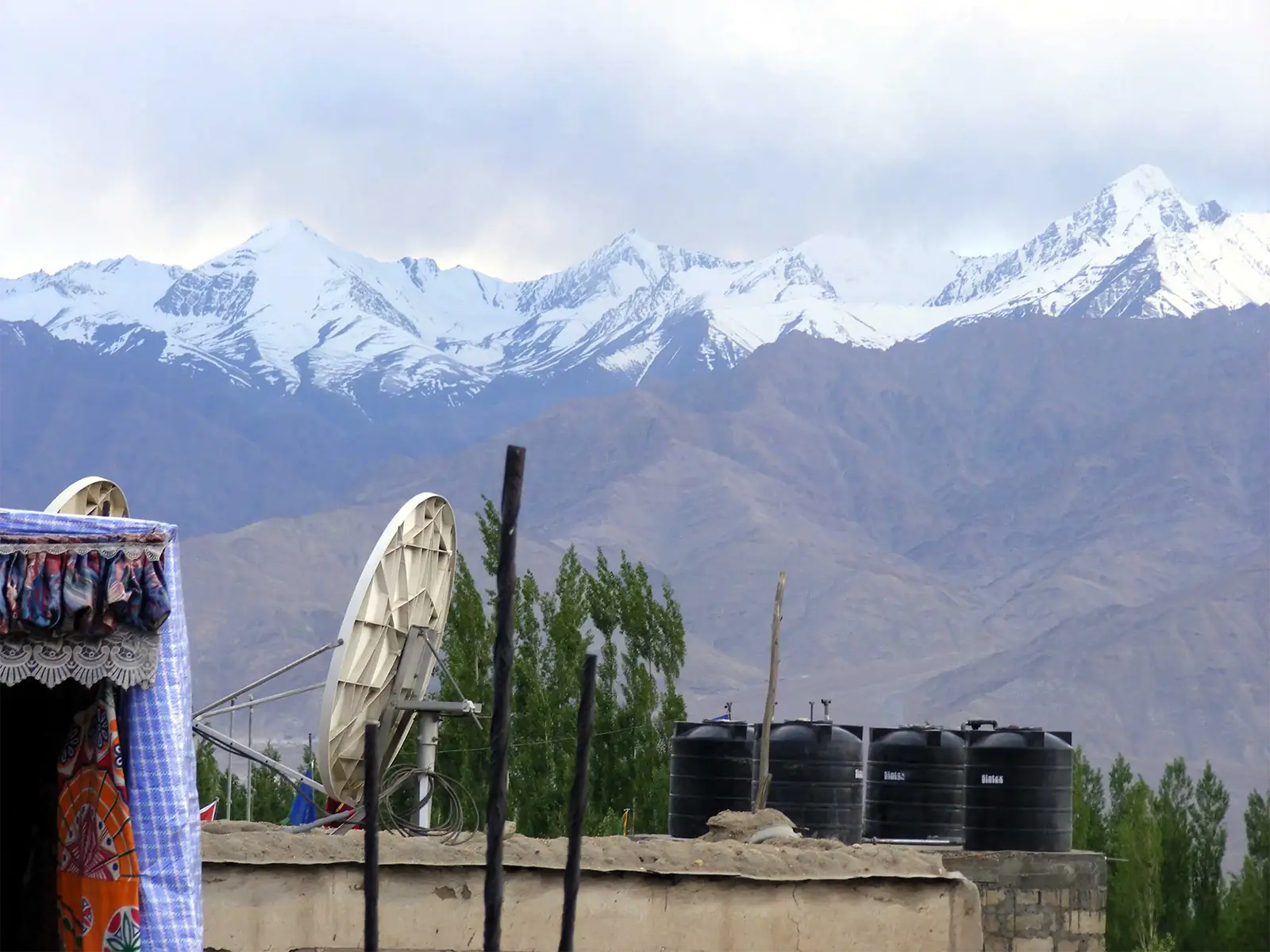 Sommets enneigés du massif du Stok vus des toits de Leh, avant le trek du Stok Kangri