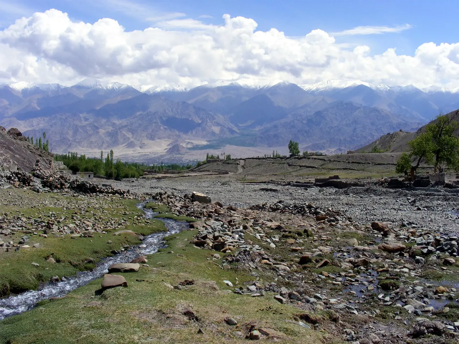Torrent et prairie caillouteuse au départ du trek du Stok Kangri, face à la vallée de l’Indus