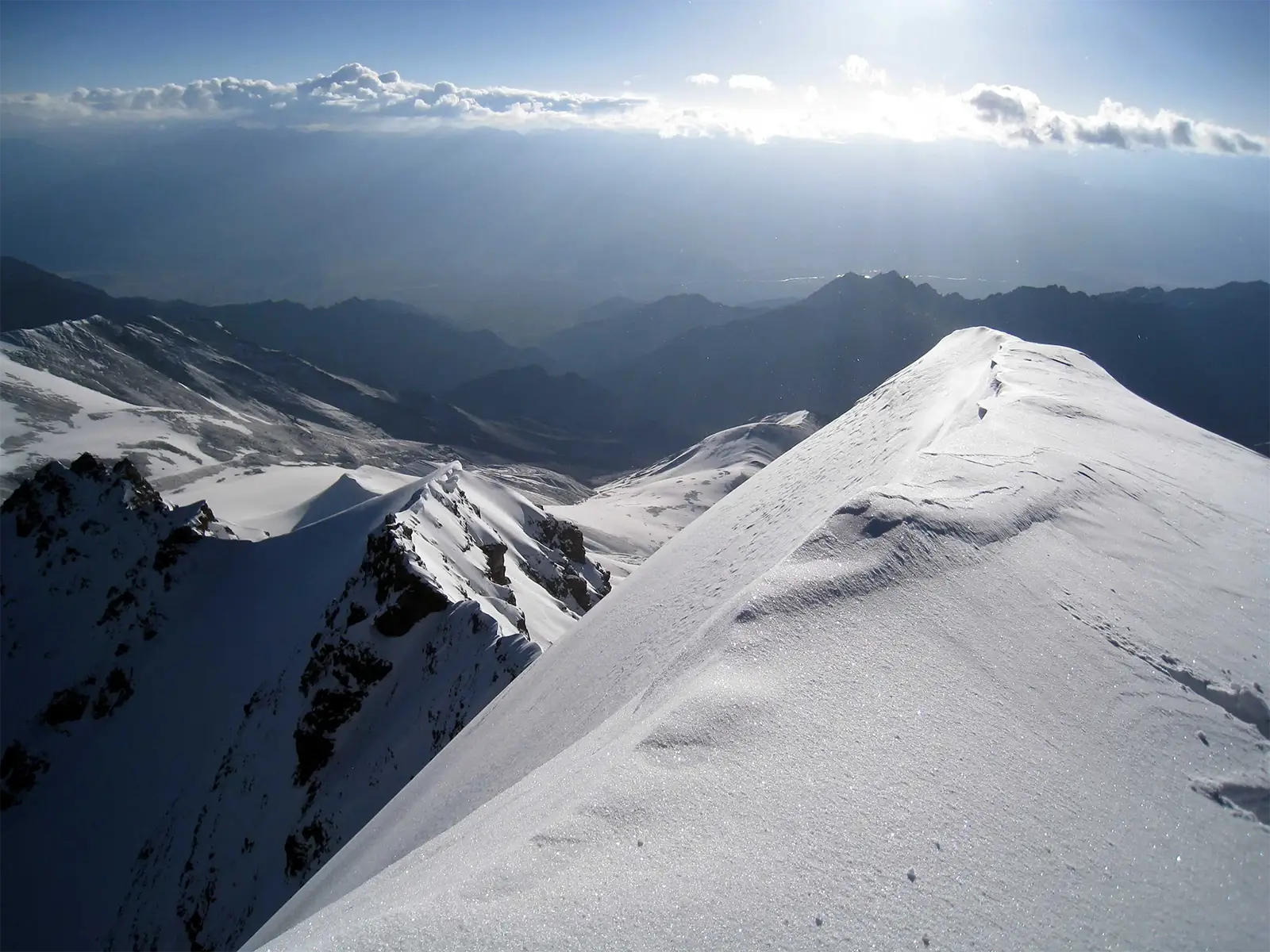 Arête de neige sommitale du Stok Kangri en contre-jour, au-dessus des vallées du Ladakh