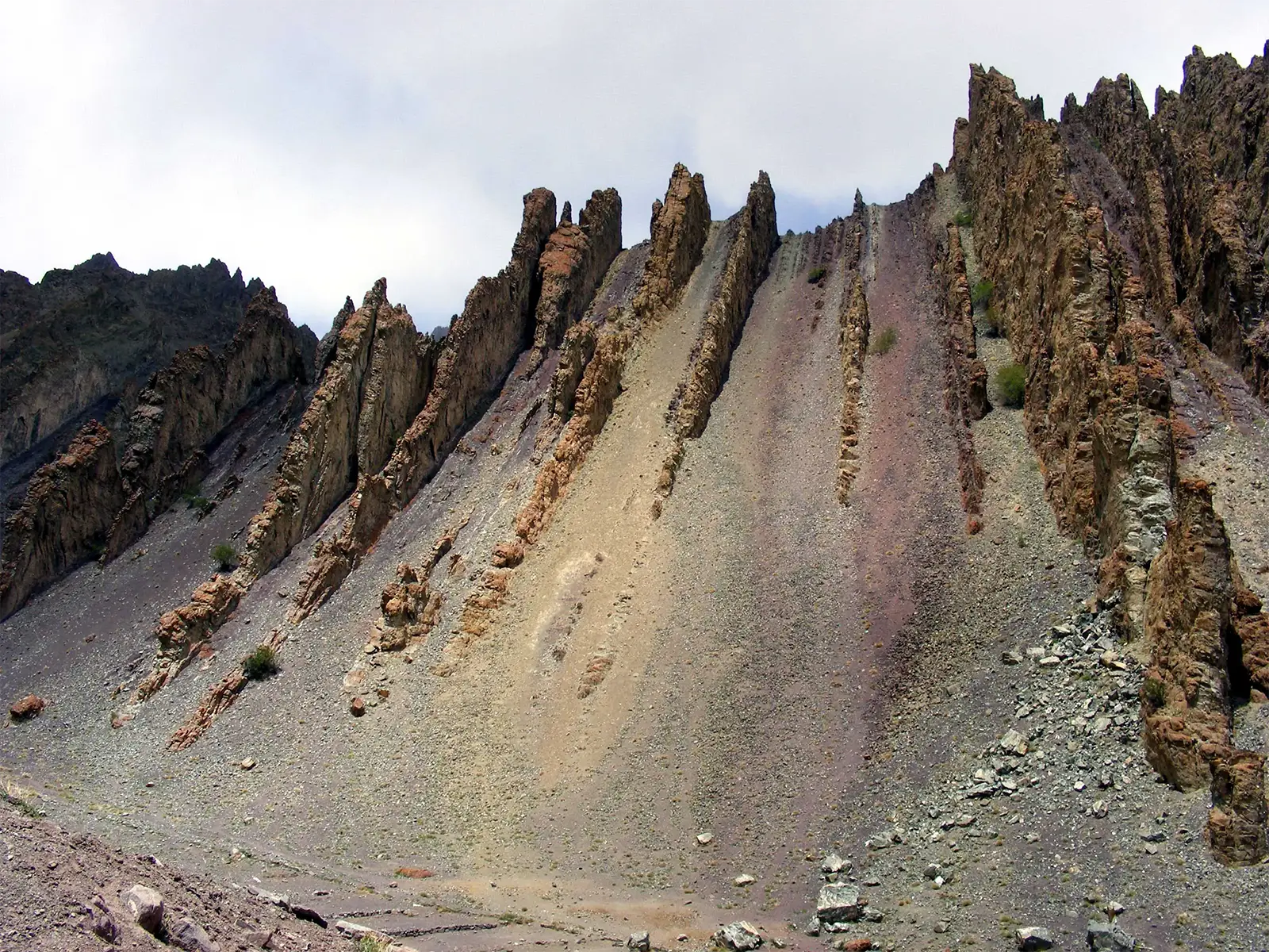 Lames rocheuses dressées au-dessus des pierriers sur le trek du Stok Kangri