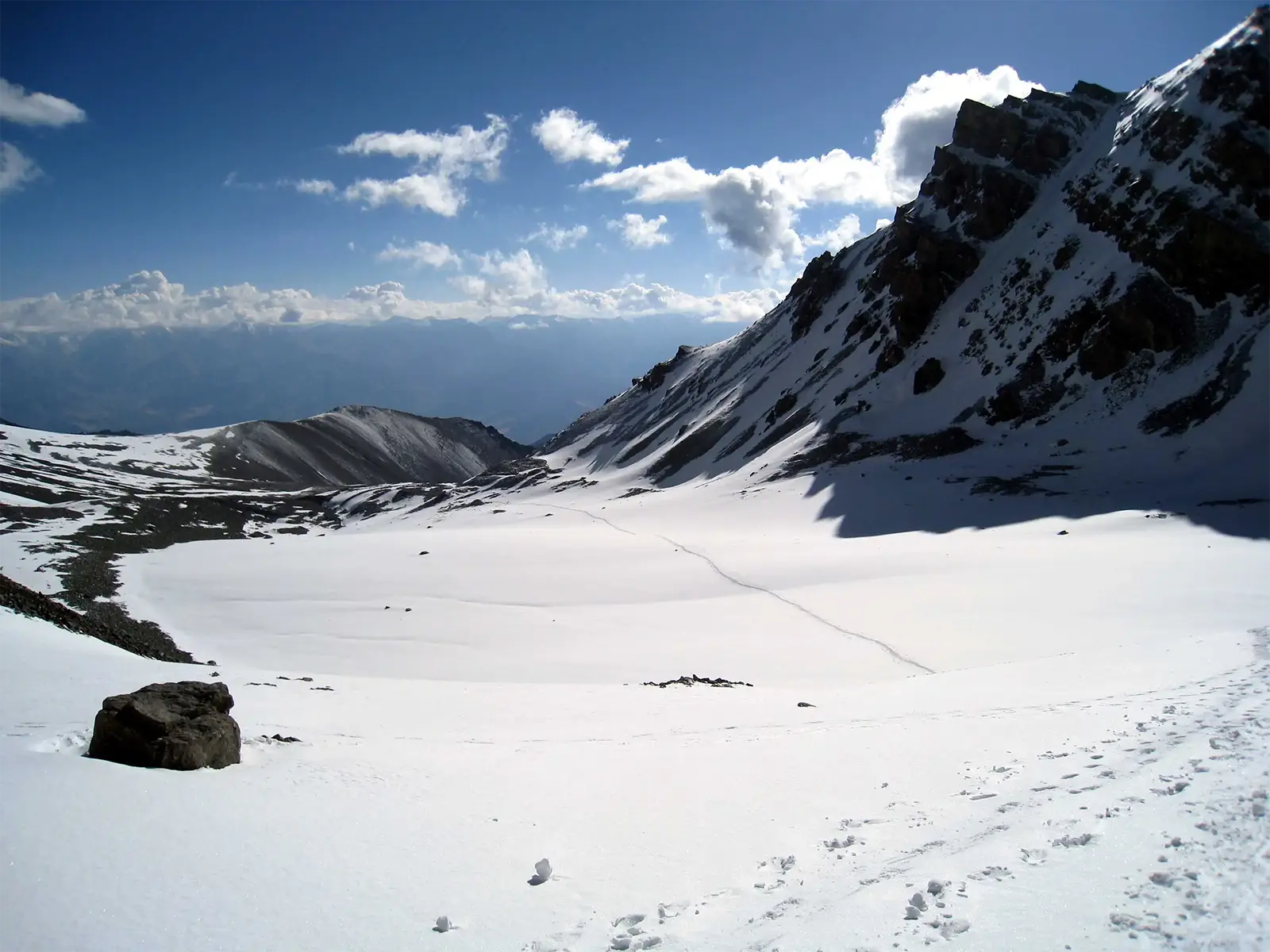 Le glacier enneigé traversé à la redescente du Stok Kangri, sous un ciel bleu