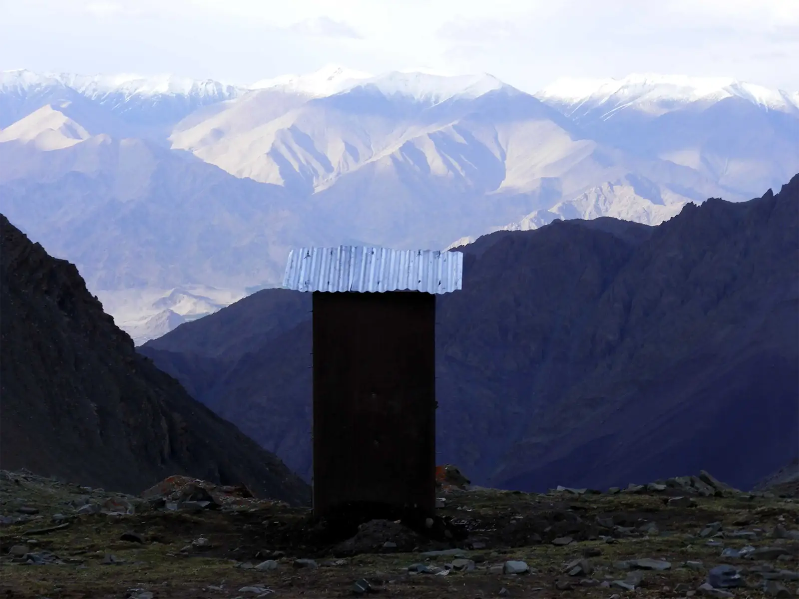 Les toilettes du camp de base du Stok Kangri, à 4 969 m, face aux montagnes du Ladakh