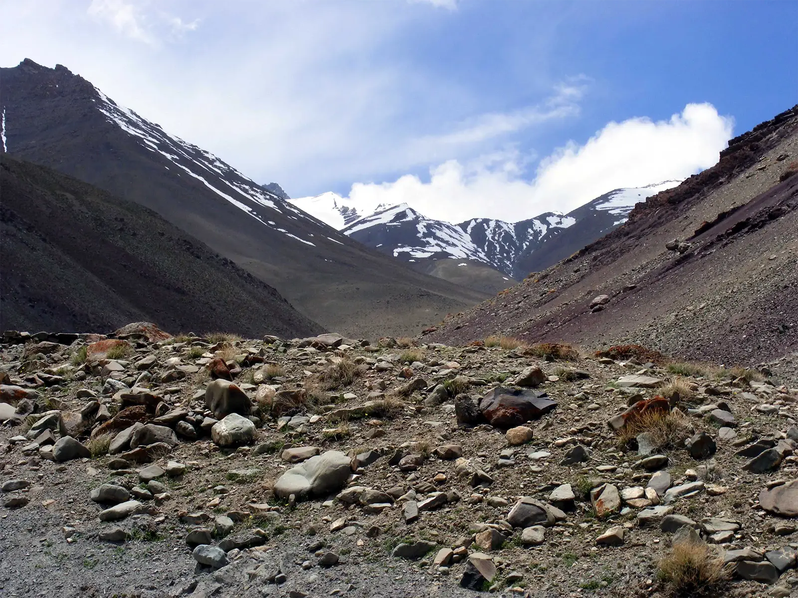 Sentier caillouteux vers les sommets enneigés sur le trek du Stok Kangri