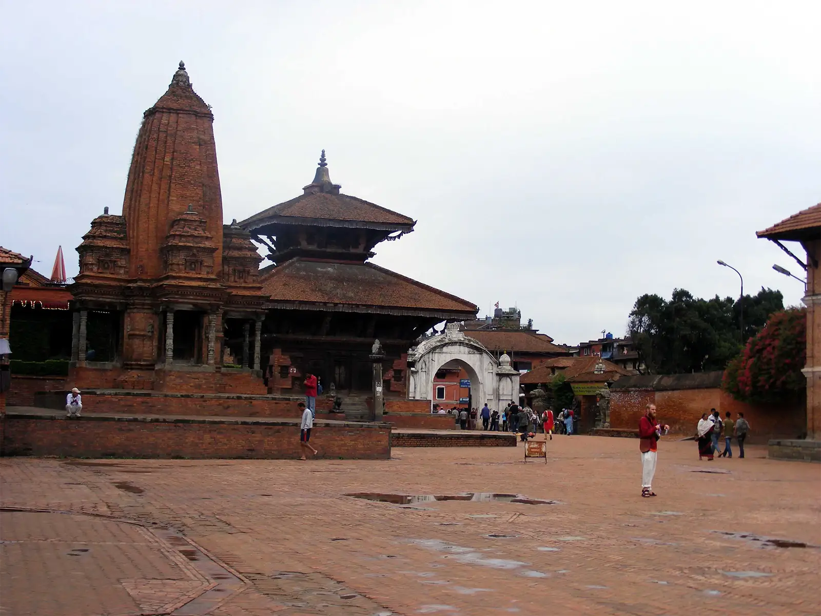 Temples de briques en shikhara et en pagode sur le Durbar Square de Bhaktapur par temps gris