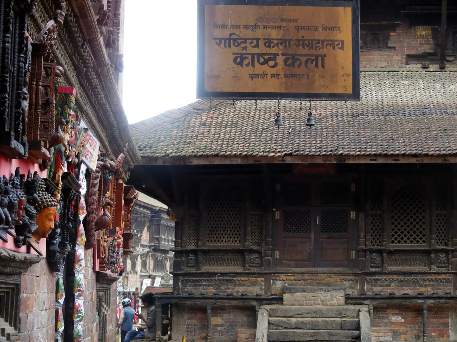 Musée de la sculpture sur bois du Pujari Math et masques peints en vente à Bhaktapur