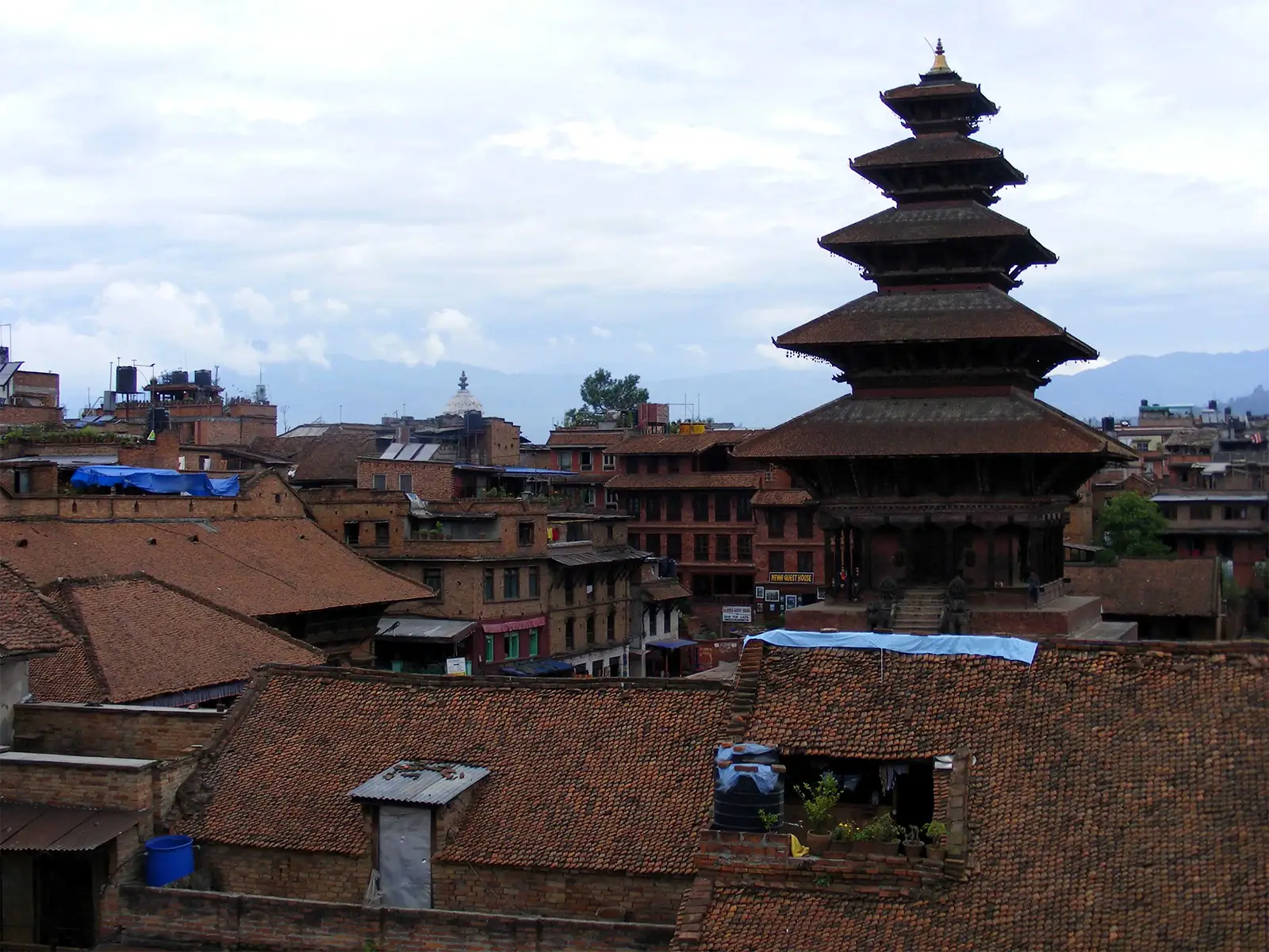 Le temple Nyatapola et ses cinq toits au-dessus des toits de tuiles de Bhaktapur