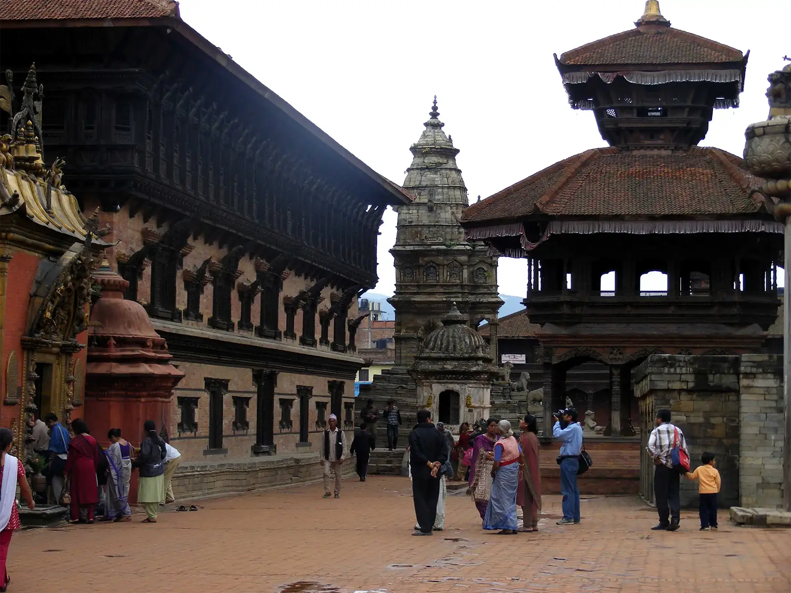 Palais aux 55 fenêtres, temples et promeneurs sur le Durbar Square de Bhaktapur