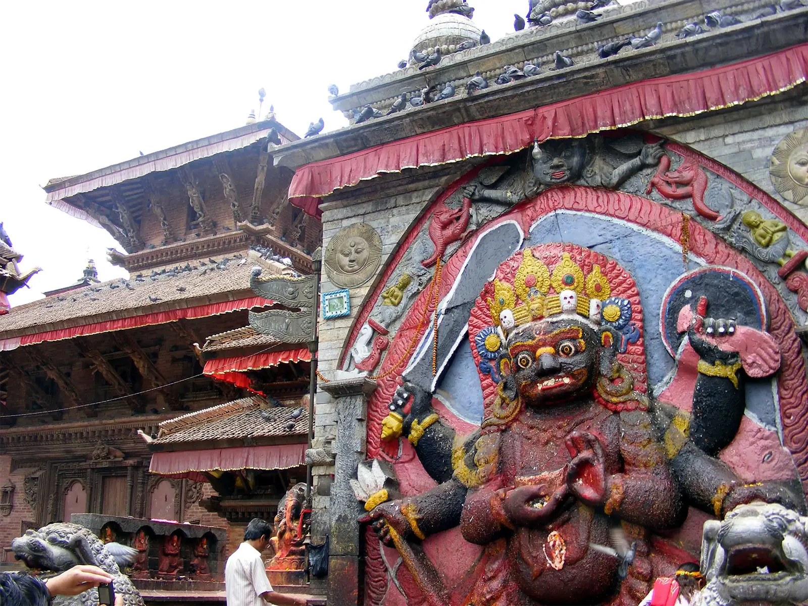 Statue de Kal Bhairav, dieu aux multiples bras, sur le Durbar Square de Katmandou