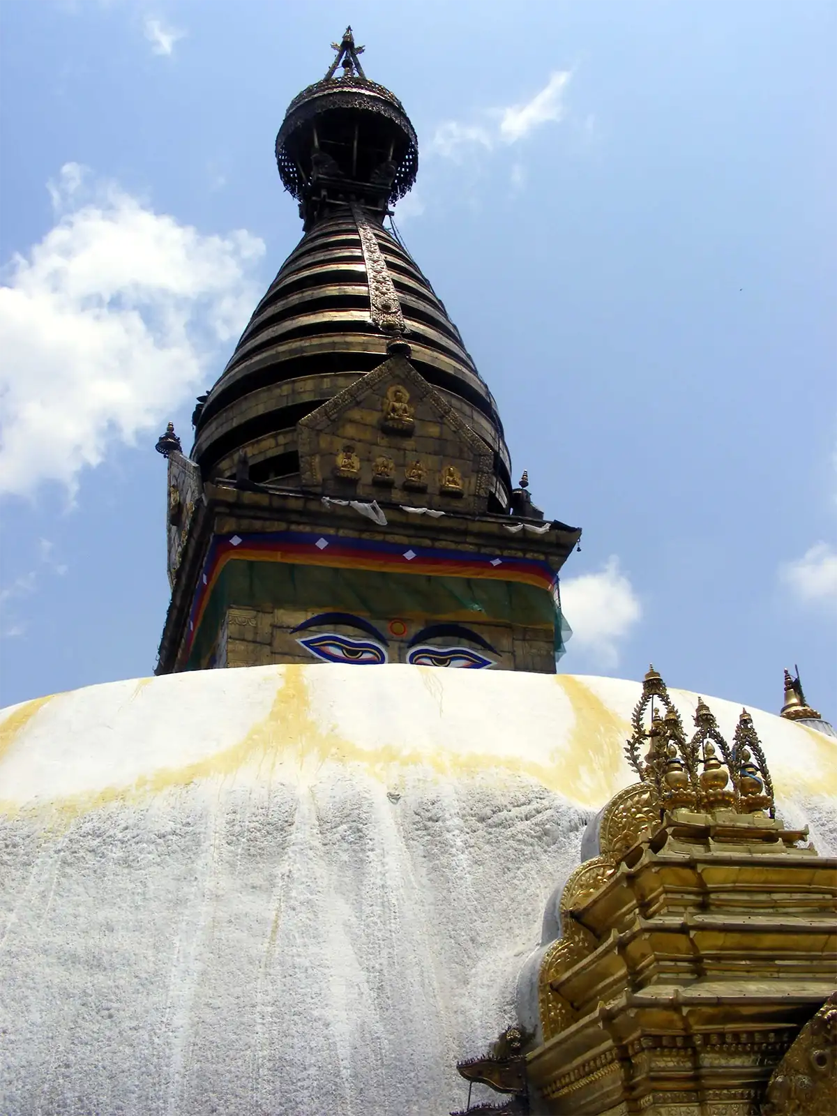 Stupa de Swayambhunath, son dôme blanc et sa flèche dorée aux yeux de Bouddha, à Katmandou