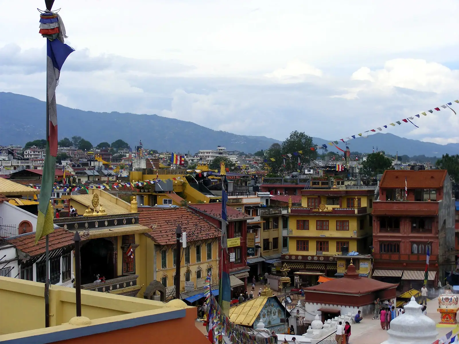 Les toits colorés autour du stupa de Bodnath et les collines de la vallée de Katmandou