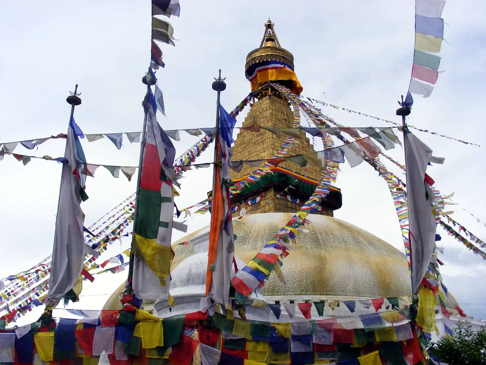 Le grand stupa de Bodnath et ses guirlandes de drapeaux de prières à Katmandou