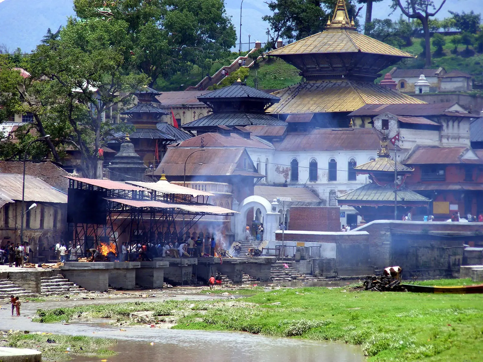 Les ghats de crémation et les temples dorés de Pashupatinath au bord de la Bagmati à Katmandou