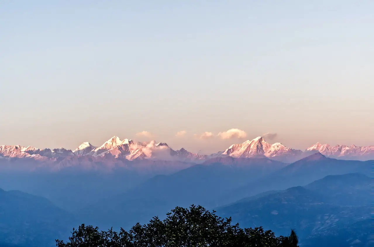 Sommets enneigés de l’Himalaya teintés de rose à l’aube, vus de Nagarkot