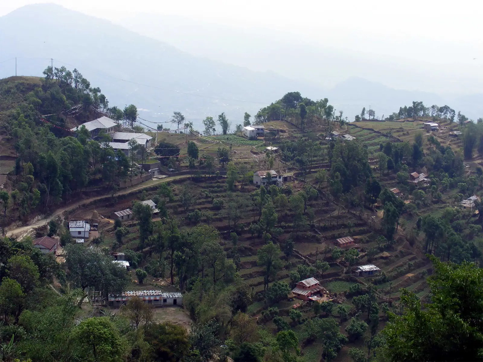 Village et cultures en terrasses à flanc de colline au-dessus de Pokhara