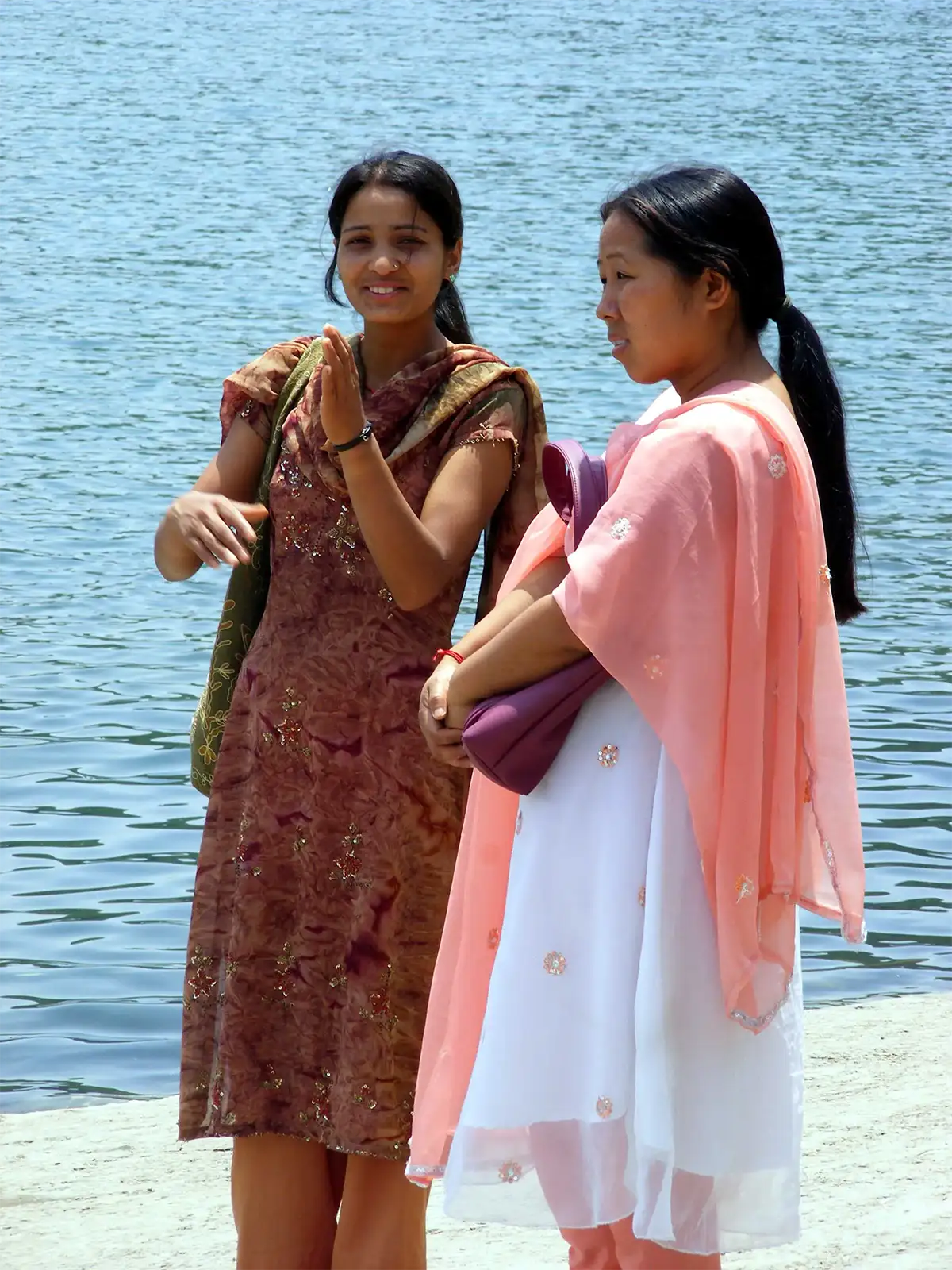 Deux jeunes femmes en tenue colorée au bord du lac Phewa à Pokhara