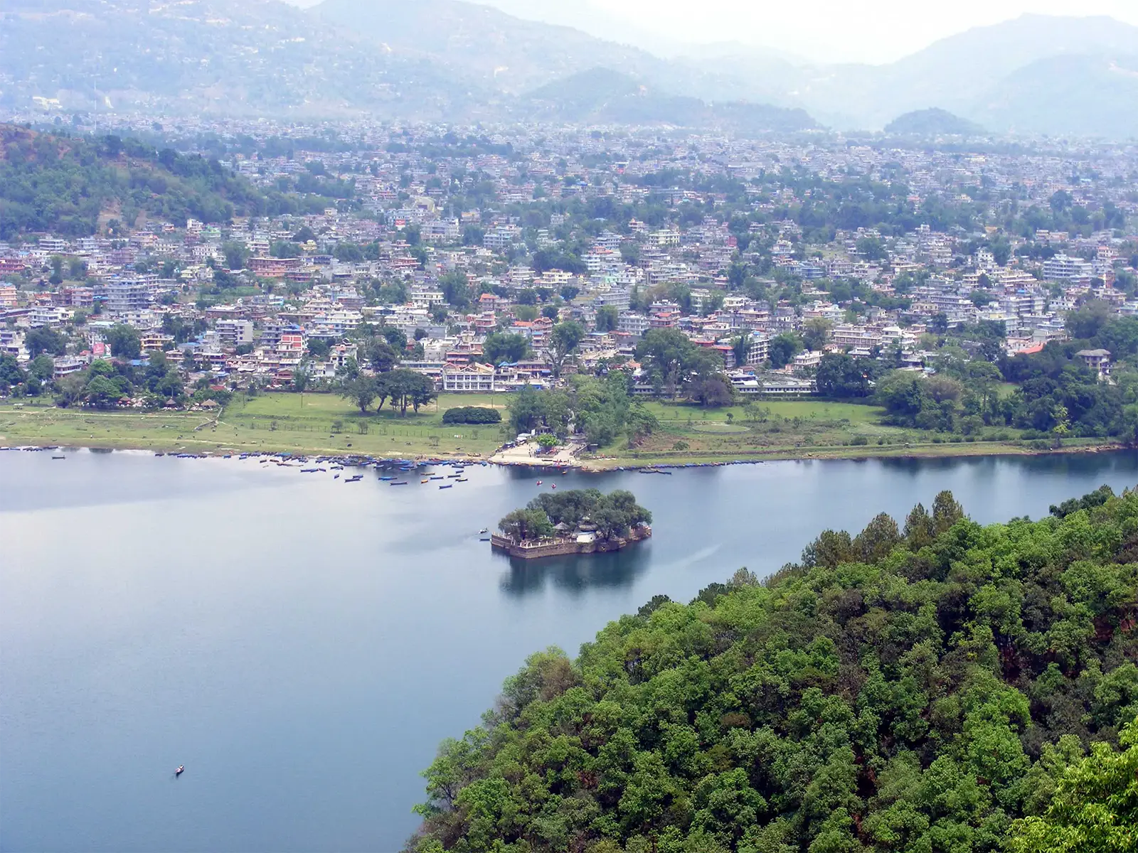 Le lac Phewa, l’île du temple de Barahi et la ville de Pokhara vus des hauteurs