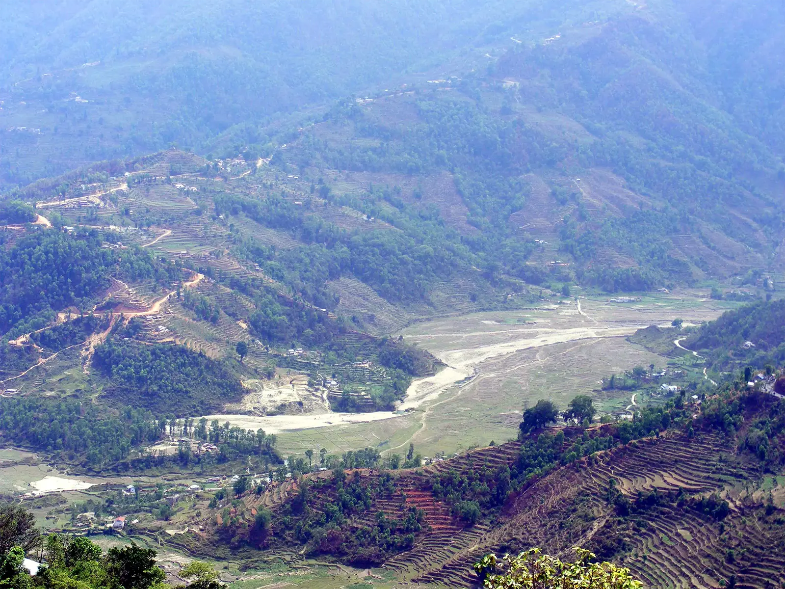 Vallée, lit de rivière et rizières en terrasses dans les collines près de Pokhara