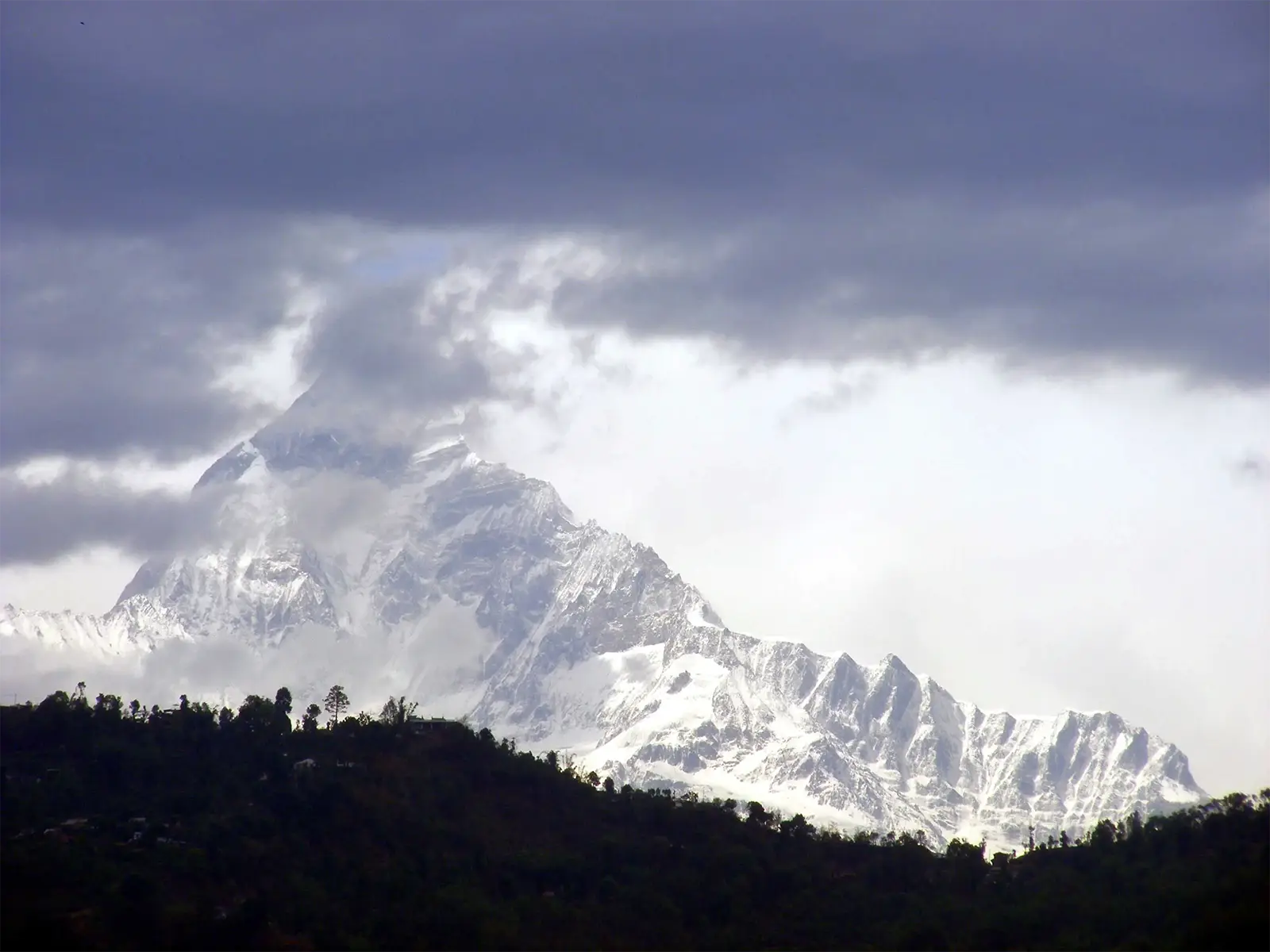 Le sommet du Machapuchare émergeant des nuages au-dessus de Pokhara