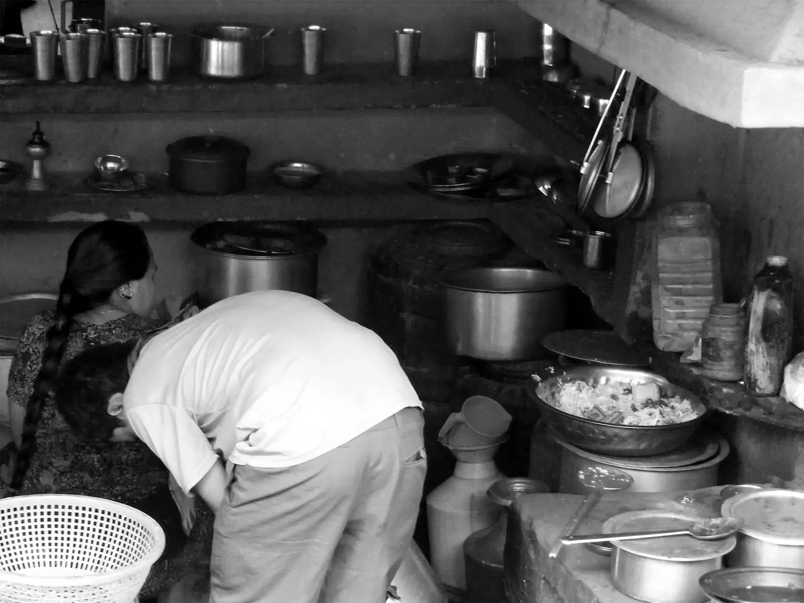 Cuisine d’une gargote de Tansen en noir et blanc, marmites et gobelets en métal